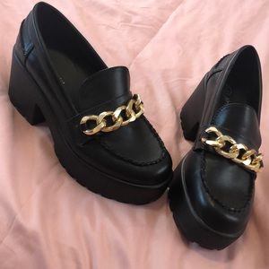 Nasty Gal - Black Loafers with gold chain detail